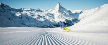 Gast beim Skifahren mit direktem Blick aufs Matterhorn