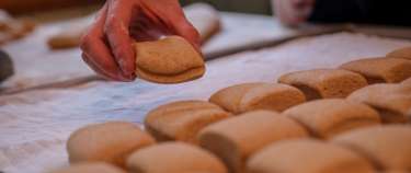 Frisches Brot wird hergestellt und für das Frühstücksbuffet schön angerichtet