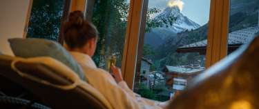 Gast geniesst von unserem SPA-Bereich aus den Blick aufs Matterhorn